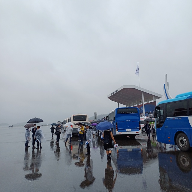 ▲ 26일 서울공항에서 개최된 국군의날 기념행사에서 버스와 시민들이 뒤엉켜 있는 모습. ⓒ이바름 기자