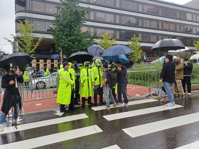 ▲ 이재명 더불어민주당 지지자가 경찰과 실랑이를 벌이고 있다. ⓒ김성웅 기자