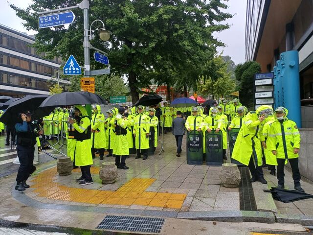 ▲ 무력 충돌 등 사태를 대비하기 위해 26일 서울중앙지방법원 앞에는 1600여명의 경찰이 배치됐다. ⓒ김성웅 기자