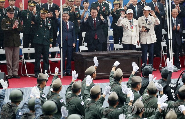 ▲ 건군 75주년 국군의날 시가행진이 열린 26일 서울 광화문 광장 관람무대에서 윤석열 대통령이 시가행진하는 장병들에게 두손으로 엄지손가락을 들어 보이고 있다.ⓒ연합뉴스(사진=대통령실통신사진기자단)