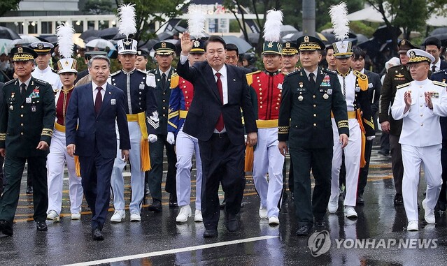 ▲ 건군 75주년 국군의날 시가행진이 열린 26일 윤석열 대통령이 서울 광화문 광장 관람무대에서 내려와 육조마당으로 국민들과 함께 행진하고 있다.ⓒ연합뉴스(사진=대통령실통신사진기자단)