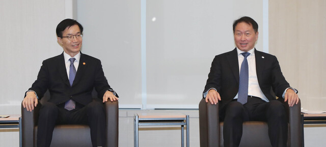 ▲ 최태원 대한상의 회장이 26일 세종대로 대한상의회관에서 취임인사 차 방문한 방문규 신임 산업통상자원부 장관과 만났다.  최태원 대한상의 회장(오른쪽)과 방문규 신임 산업통상자원부 장관이 경제계 현안에 대해서 논의하고 있다.ⓒ대한상공회의소