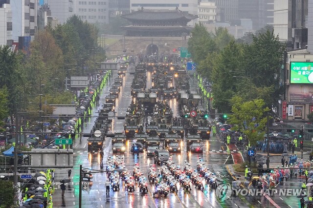 ▲ 정권교체를 실감나게 했다. 75주년 국군의 날을 맞아 10년만에 서울 도심에서 국군의 시가행진이 있었다. ⓒ연합뉴스