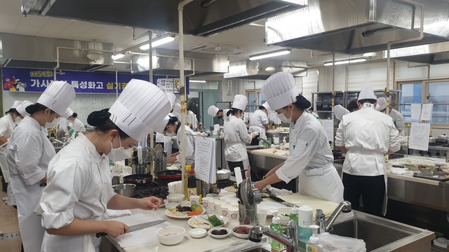 ▲ 경북교육청(교육감 임종식)은 26일 경북생활과학고등학교에서 ‘제54회 가사계열 특성화고 실기경진대회’를 개최했다.ⓒ경북교육청