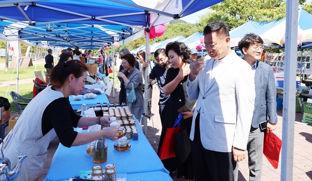 ▲ 칠곡군은 지난 24일 동명지 수변공원에서 추석맞이 ‘칠곡할매장’을 성황리 개최했다.ⓒ칠곡군