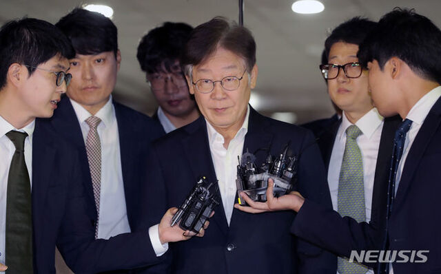 ▲ 이재명 더불어민주당 대표가 26일 오후 서울 서초구 서울중앙지방법원에서 구속 전 피의자 심문(영장실질심사)을 마친 뒤 이동하고 있다. ⓒ뉴시스