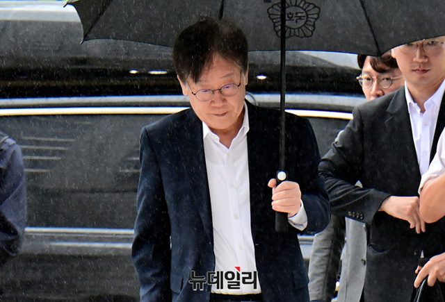 ▲ 이재명 더불어민주당 대표가 26일 서울 서초구 서울중앙지방법원으로 영장실질심사를 받기 위해 입장하고 있다. ⓒ이종현 기자