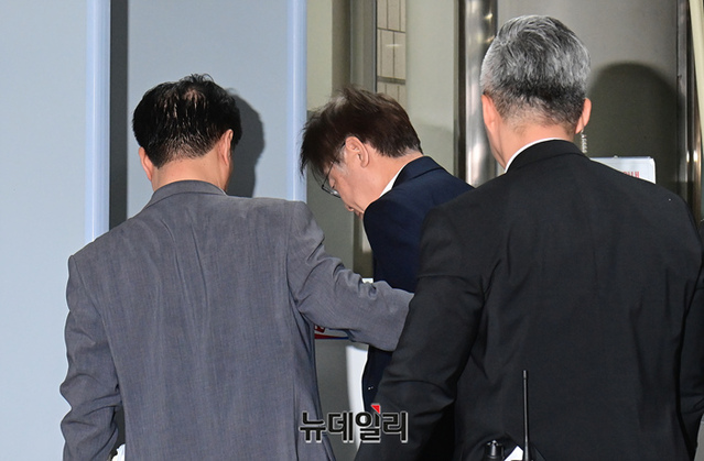 ▲ 이재명 더불어민주당 대표가 26일 서울 서초구 서울중앙지방법원으로 영장실질심사를 받기 위해 입장하고 있다. ⓒ이종현 기자