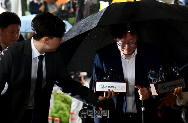 ▲ 백현동 개발비리와 쌍방울 대북송금 의혹을 받고 있는 이재명 더불어민주당 대표가 26일 서울 서초구 서울중앙지방법원으로 영장실질심사를 받기 위해 입장하고 있다.ⓒ이종현 기자