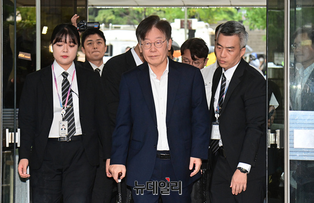 ▲ 백현동 개발비리와 쌍방울 대북송금 의혹을 받고 있는 이재명 더불어민주당 대표가 지난 26일 서울 서초구 서울중앙지방법원으로 영장실질심사를 받기 위해 입장하고 있다. ⓒ이종현 기자