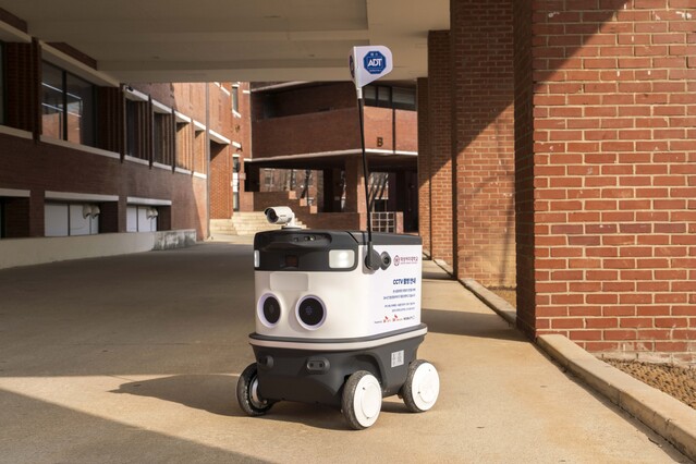 ▲ SK쉴더스 ‘AI순찰로봇’이 덕성여대 캠퍼스에서 시범 테스트를 진행하고 있는 모습ⓒSK쉴더스