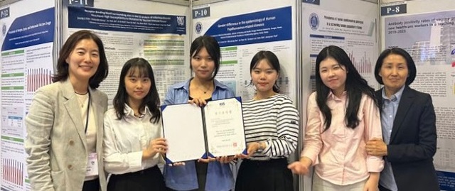 ▲ 국립공주대 의료정보학과 학생들이 2023년 대한백신학회 추계학술대회에' 우수 초록상'을 수상한 뒤 기념촬영을 하고 있다.ⓒ공주대