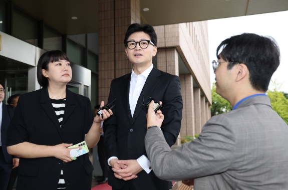 ▲ 한동훈 법무부 장관이 27일 오전 정부과천청사 법무부로 출근하며 이재명 더불어민주당 대표의 구속영장 기각에 대한 기자들의 질문에 답하고 있다. ⓒ연합뉴스