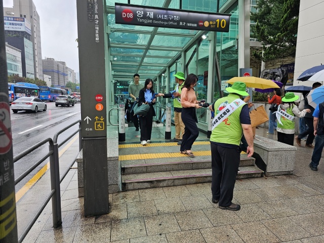 ▲ 여주시 관계자들이 서울 양재역에서 여주쌀을 나눠주며 홍보하고 있다. ⓒ여주시 제공