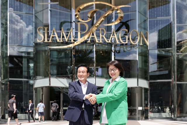 ▲ 백성현 논산시장(왼쪽)이 최근 태국 방콕의 해외 농식품 박람회장으로 예정된 시암파라곤에서 시암파라곤 대표와 손을 잡고 기념촬영을 하고 있다.ⓒ논산시