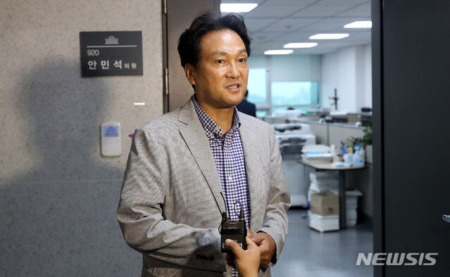 ▲ 안민석 더불어민주당 의원이 26일 오전 서울 여의도 국회에서 더불어민주당 중진모임 회의를 마친 후 취재진 질문에 답변하고 있다. ⓒ뉴시스