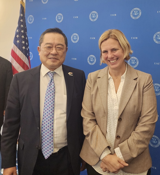 ▲ 한국무역협회 구자열 회장은 미국 워싱턴 DC에서 사라 비앙키(Sarah Bianchi) 미국 무역대표부(USTR) 부대표와의 면담을 진행했다.사진 왼쪽 부터 구자열 한국무역협회 회장, 사라 비앙키 미국 무역대표부 부대표.ⓒ한국무역협회