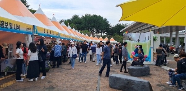 ▲ 부여군 굿뜨래 한마당이 27일 2023 대백제전 행사와 함께 백제역사체험관 앞 광장에서 열리고 있다ⓒ충남부여