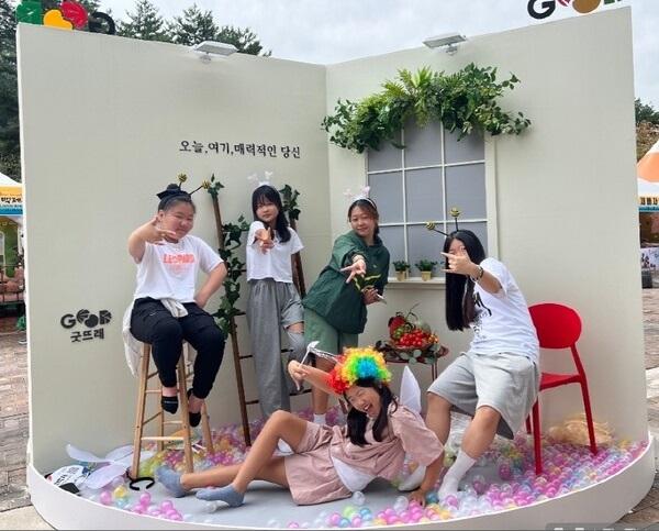 ▲ 학생들이 포토존에서 사진을 찍고 있다.ⓒ부여군