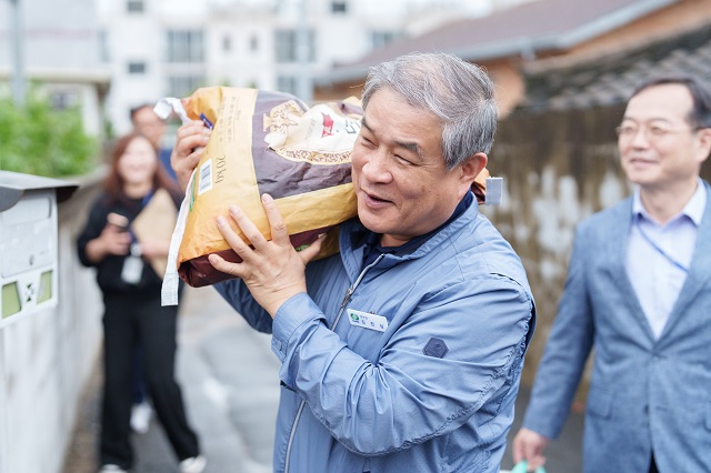 ▲ 김한성 본부장이 직접 쌀을 전달하고 있다.ⓒ월성본부