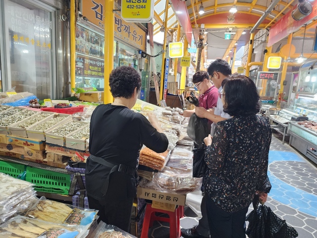 ▲ 김천시 상하수도과에서는 추석명절을 앞두고 9월 26일 황금시장을 방문하여 추석맞이 전통시장 장보기에 참여했다.ⓒ김천시