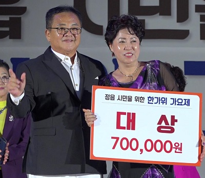 ▲ 리영식 (사)한국연예예술인총연합회 정읍지회장과 대상을 수상한 오경애씨(오른쪽)ⓒ