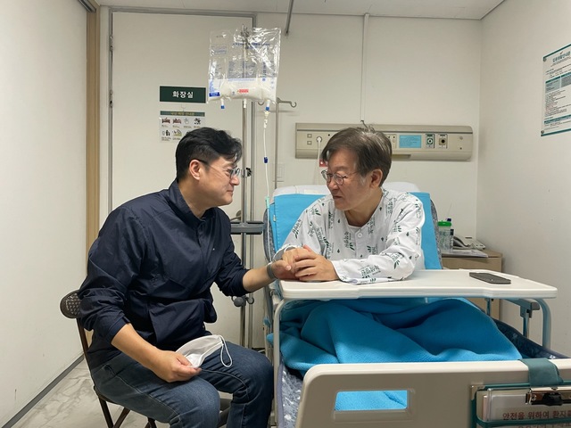 ▲ \이재명 더불어민주당 대표가 지난 28일 서울 중랑구 녹색병원을 찾은 홍익표 원내대표와 면담하고 있다. ⓒ더불어민주당 제공