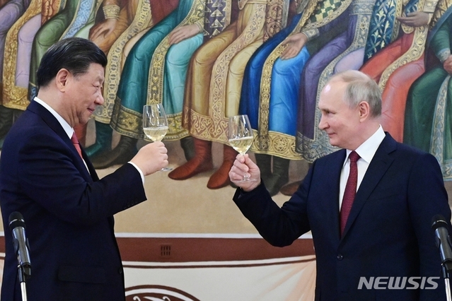 ▲ 푸틴 러시아 대통령과 시진핑 중국 국가주석이 지난 3월21일 러시아 모스크바 크렘린궁에서 만찬 중 건배하고 있는 모습. ⓒ뉴시스