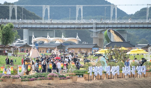 ▲ 충남 공주 미르섬에 마련된 대백제전 행사장 모습.ⓒ백제문화재단