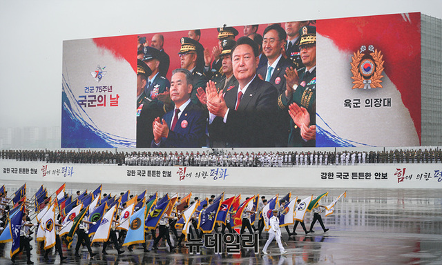 ▲ 도보부대가 지난달 26일 오전 경기도 성남 서울공항에서 열린 '제 75주년 국군의 날 기념식'에서 분열하고 있다. ⓒ서성진 기자