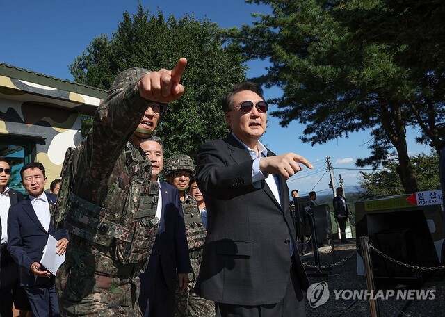 ▲ 윤석열 대통령이 국군의날인 1일 경기도 연천군 육군 제25사단 상승전망대를 찾아 최성진 사단장으로부터 25사단이 발견한 제1땅굴에 관한 설명을 듣고 있다. ⓒ연합뉴스