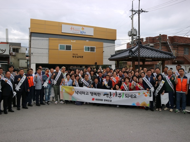 ▲ 국민의힘 경북도당(위원장 송언석)은 추석을 앞둔  27일 오전 경북 전통시장인 김천 황금시장을 찾아 장보기 행사를 가졌다.ⓒ국민의힘 경북도당