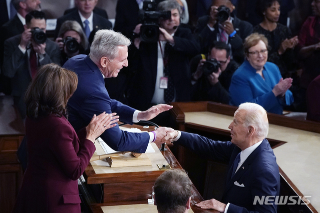 ▲ 조 바이든 미국 대통령이 지난 2월7일(현지시간) 워싱턴 의사당에서 열린 상·하원 합동회의에 참석해 국정연설 전 케빈 매카시 하원의장과 악수하고 있다. ⓒ워싱턴=AP/뉴시스