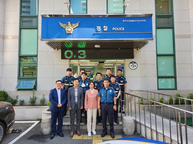 ▲ 국민의힘 이인선 국회의원(대구 수성구을)은 일선 경찰서를 찾아 추석 연휴 기간 특별경계근무로 안전한 수성구를 위해 애쓰는 근무자들의 노고를 격려하고 애로사항을 청취했다.ⓒ이인선 의원실