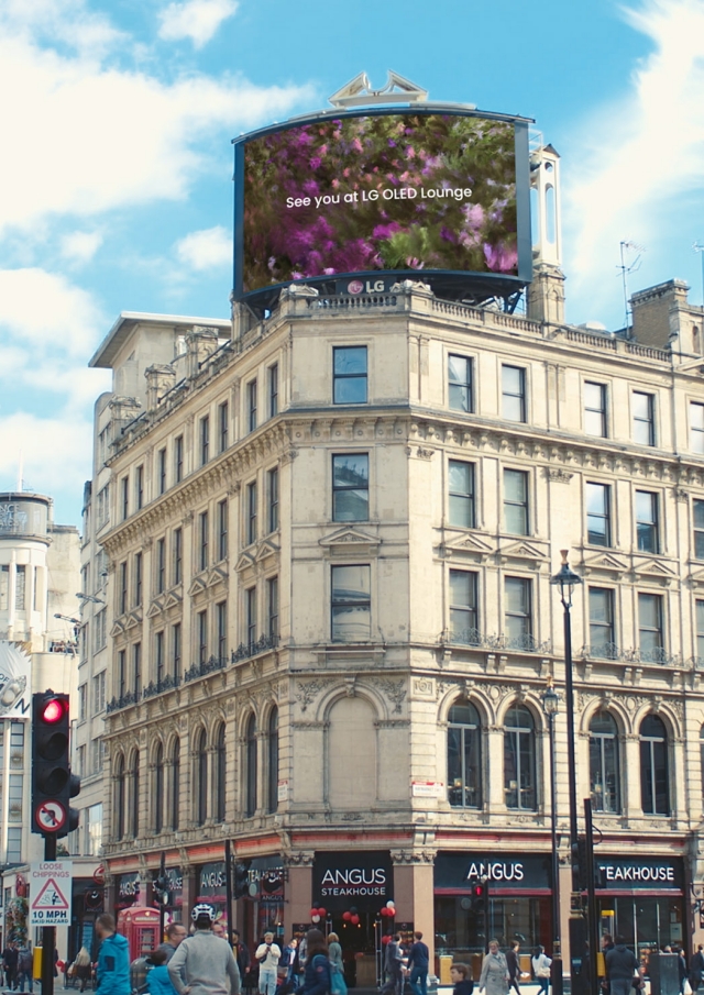 ▲ 런던 피카딜리 광장의 대형전광판에서 예고 영상을 상영하고 있는 모습. ⓒLG전자