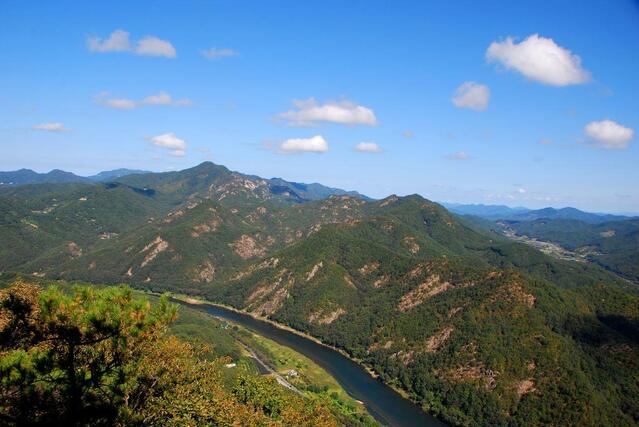 ▲ 제2조망점에서 바라본 금강 물줄기와 천태산.ⓒ진경수 山 애호가