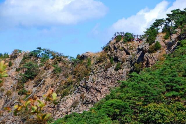 ▲ 558봉을 하행하면서 바라본 암릉 구간.ⓒ진경수 山 애호가