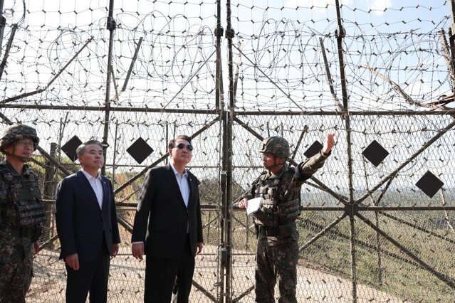 ▲ 윤석열 대통령이 국군의 날인 지난 1일 경기도 연천군 육군 제25사단 상승전망대를 찾아 철책을 시찰하고 있는 모습. ⓒ연합뉴스