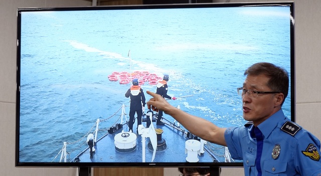 ▲ 보령해양경찰서가 3일 새벽 밀입국한 중국인 22명을 검거한 가운데 보령해양경찰서에서 기자 브리핑을 통해 밀입국 당시 이용했던 구명환을 영상으로 보여주고 있다.ⓒ김정원 기자