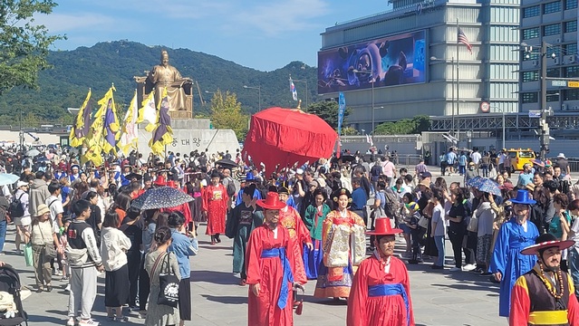 ▲ 제17회 세종대왕과 초정약수축제를 앞두고 지난 2일 서울 광화문광장에서 어가행차 퍼포먼스를 선보였다. 충북 청주시와 청주예총은 이날 축제를 앞두고 ‘조정에서 초정으로’를 주제로 광화문 어가행차를 통해 세종대왕이 조정에서 안질 치료를 위해 초정으로 행차하는 것을 재연했다. 축제는 오는 20일부터 22일까지 청주시 청원구 내수읍 초정행궁 일원에서 열린다.ⓒ청주예총