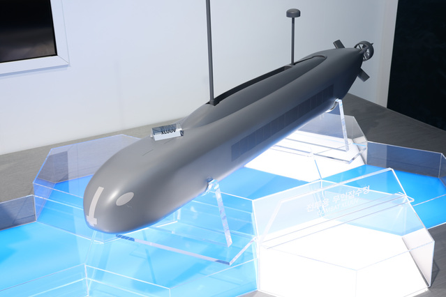 ▲ 지난 6월 부산 벡스코에서 진행된 마덱스 2023 전시회에서 선보인 한화오션 ‘해양 유·무인 복합전투체계’ 중 무인잠수정 모습. ⓒ한화오션