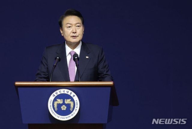 ▲ 윤석열 대통령이 4일 서울 송파구 올림픽공원 올림픽홀에서 열린 향군 창설 제71주년 기념식 및 전국 읍·면·동회장 총력안보 결의대회에서 축사하고 있다. ⓒ뉴시스