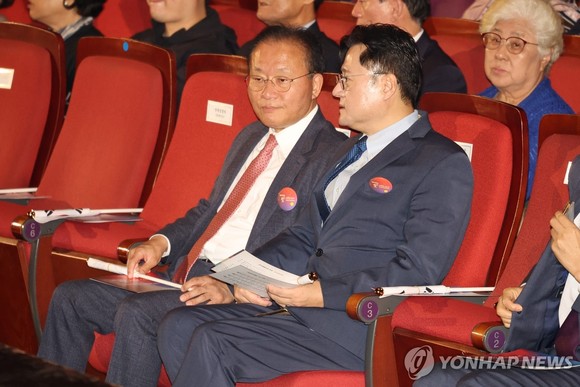 ▲ 국민의힘 윤재옥 원내대표(왼쪽)와 민주당 홍익표 원내대표가 지난 3일 오전 서울 종로구 세종문화회관에서 열린 개천절 경축식에 참석해 대화하고 있다. ⓒ연합뉴스