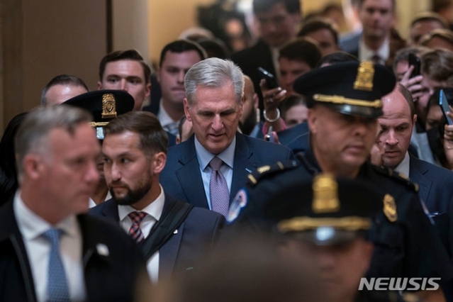 ▲ 케빈 매카시 미국 하원의원이 3일(현지시간) 하원의장에서 해임된 이후 고개를 숙인 채 국회의사당 복도를 걸어가고 있다. ⓒAP/뉴시스