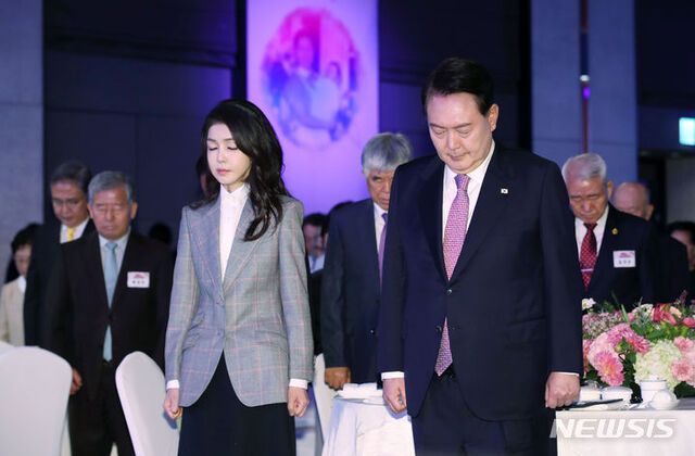 ▲ 윤석열 대통령과 부인 김건희 여사가 4일 서울 광진구 그랜드 워커힐 서울에서 열린 파독 근로 60주년 기념 오찬에서 묵념하고 있다.ⓒ뉴시스