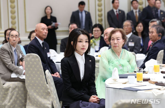 ▲ 윤석열 대통령 부인 김건희 여사가 지난달 29일 청와대 영빈관에서 열린 '원폭 피해 동포 오찬 간담회'에서 윤 대통령 환영사를 듣고 있다. ⓒ뉴시스