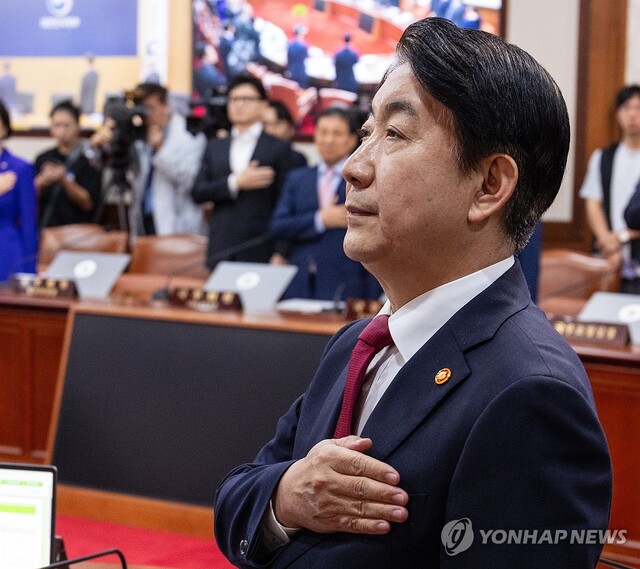 ▲ 이동관 방송통신위원회 위원장(앞)이 4일 오전 서울 종로구 정부서울청사에서 열린 국무회의에 참석해 국무위원들과 국기에 경례하고 있다. ⓒ연합뉴스