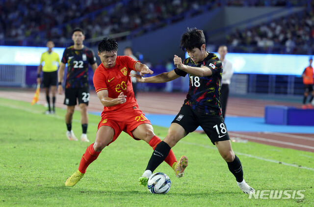 ▲ 지난 1일 중국 항저우 황룽 스포츠센터 스타디움에서 열린 2022 항저우 아시안게임 남자 축구 8강전 한국 대 중국 경기, 후반전 한국 이강인이 돌파를 시도하고 있다. ⓒ뉴시스