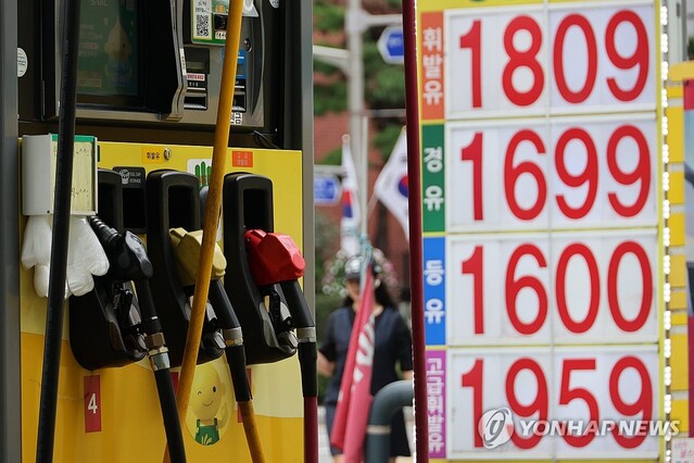 ▲ 국제유가와 농축산물 가격이 크게 오르면서 9월 소비자물가지수가 전년동월대비 3.7% 상승했다. 사진은 서울 시내 주유소 가격표ⓒ연합뉴스