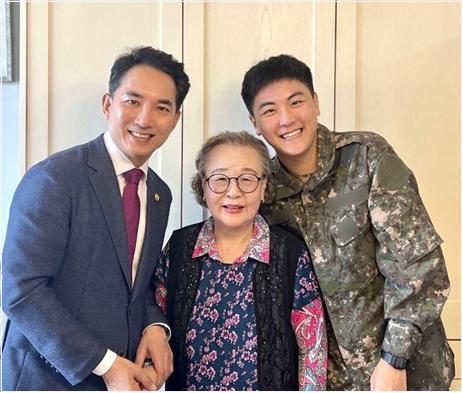 ▲ 박민식 국가보훈부 장관과 김순용 여사, 박 장관의 아들 박씨.